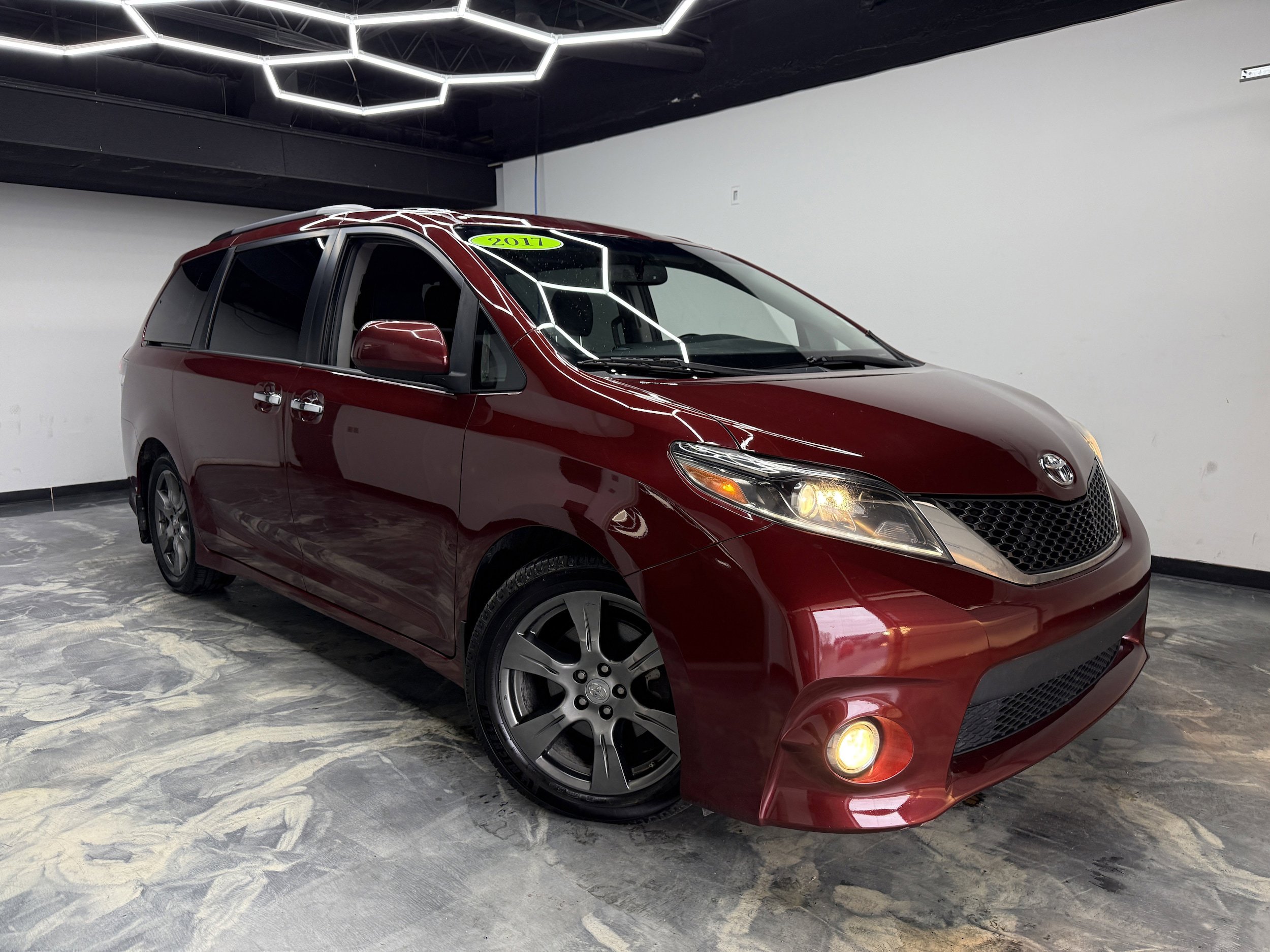 Used 2017 Toyota Sienna SE image 5