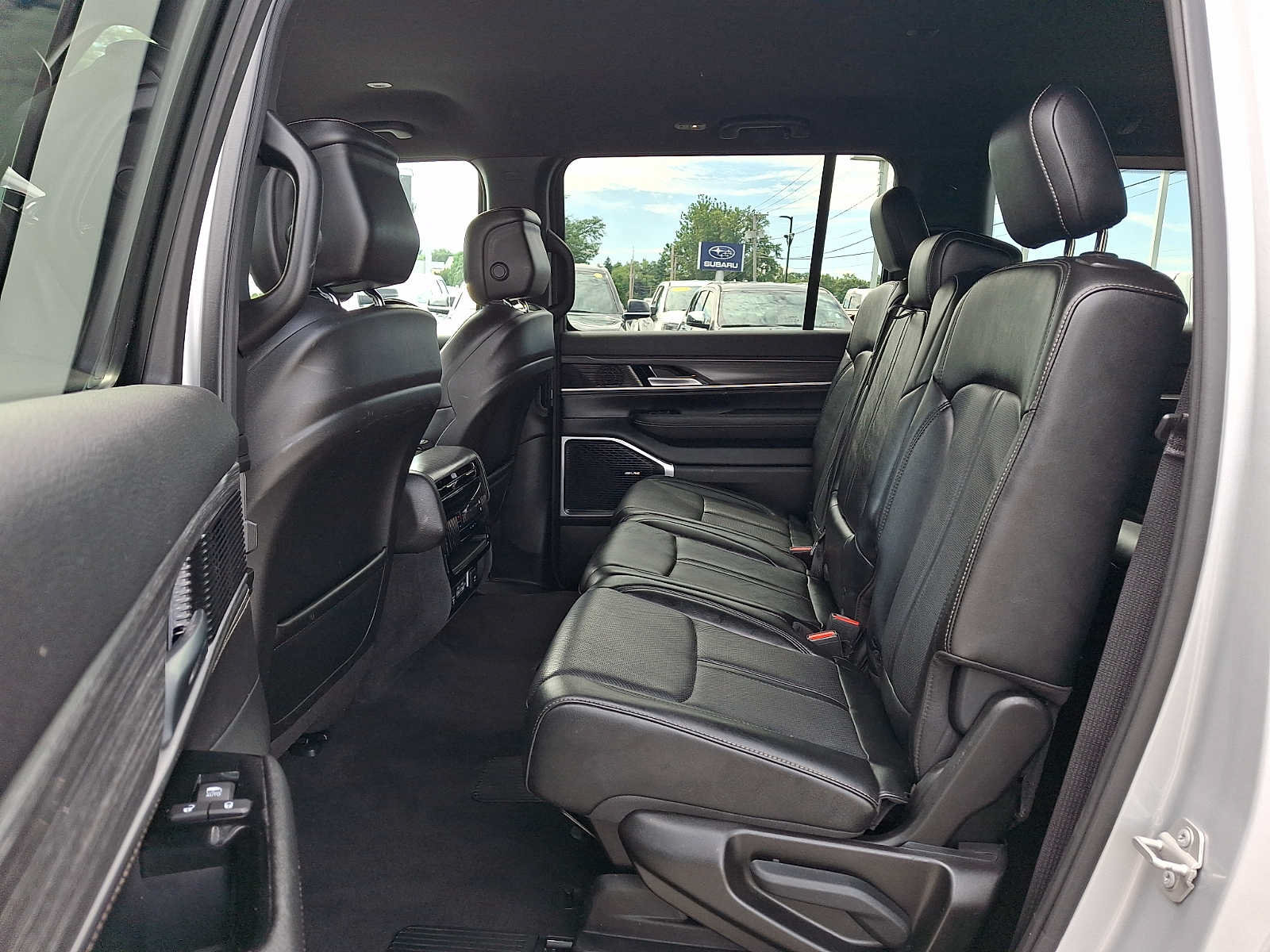 Certified 2024 Jeep Wagoneer Series II w/ Flexible Seating Group AWD/4WD image 12