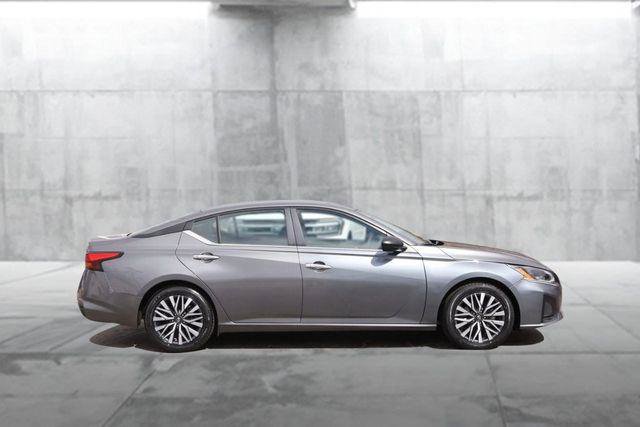 Used 2025 Nissan Altima 2.5 SV FWD image 5