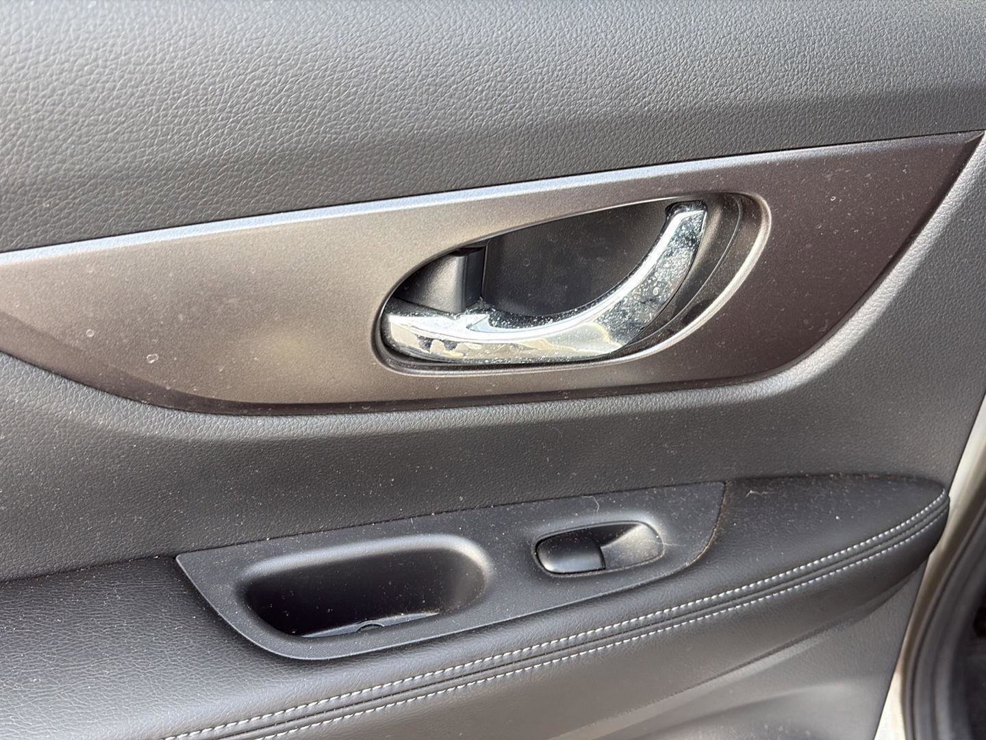 Used 2015 Nissan Rogue SV image 20