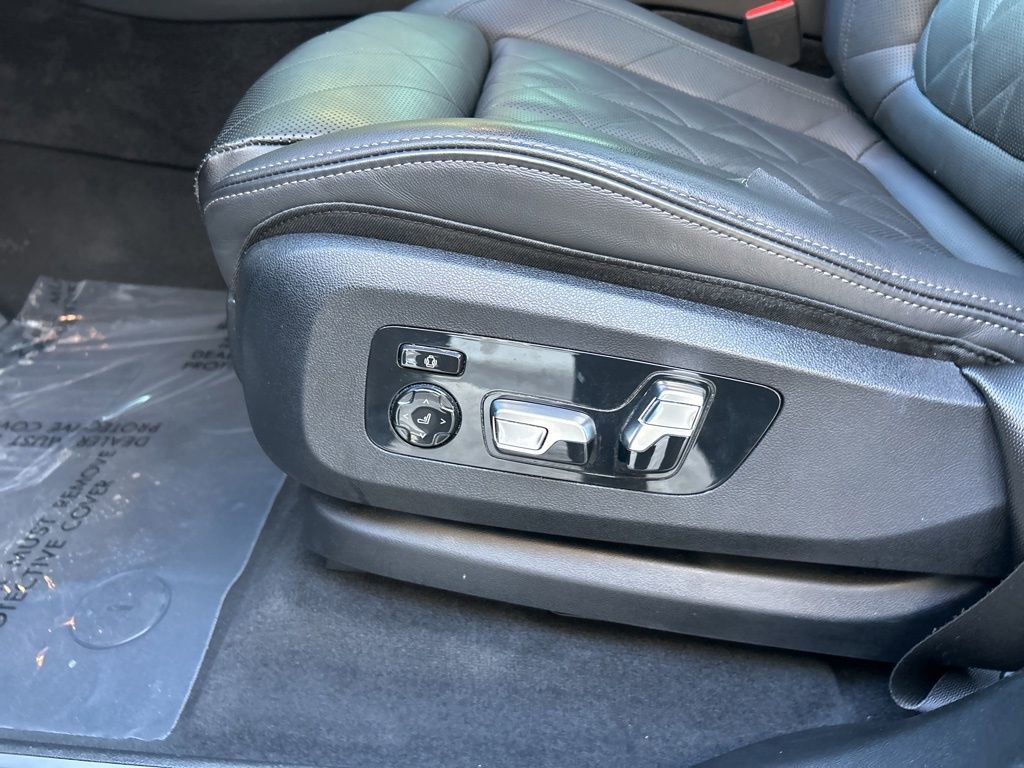 Used 2024 BMW X7 xDrive40i w/ M Sport Package image 61