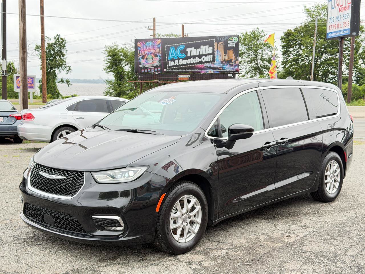 Used 2023 Chrysler Pacifica Touring-L FWD image 8