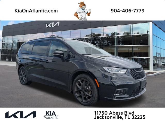 Used 2025 Chrysler Pacifica Limited FWD image 1