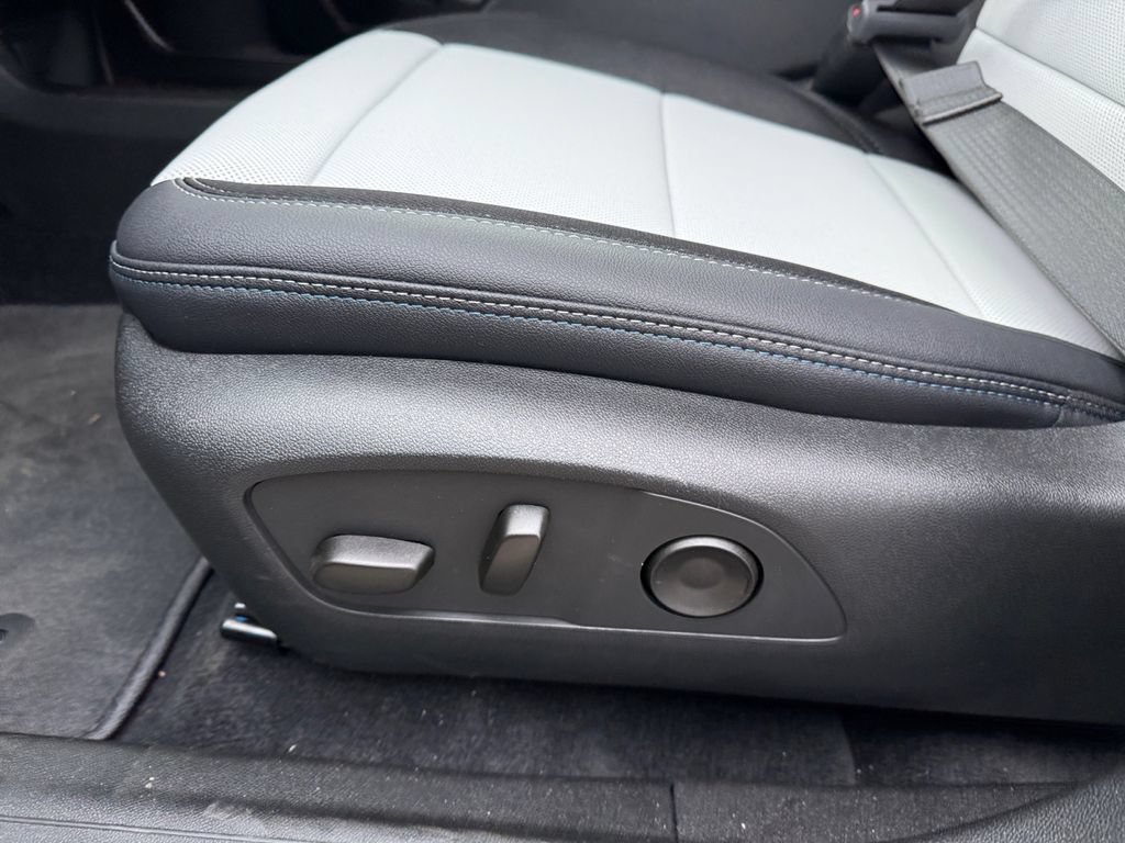 New 2026 Chevrolet Equinox EV LT w/ Convenience Package II AWD/4WD image 17