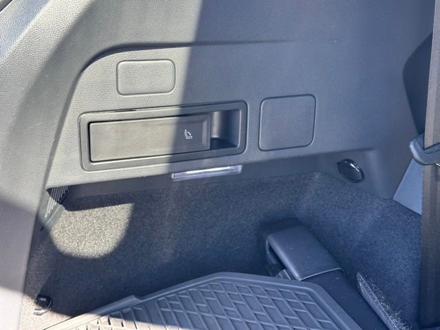 Used 2022 Volkswagen Tiguan SE R-Line image 33