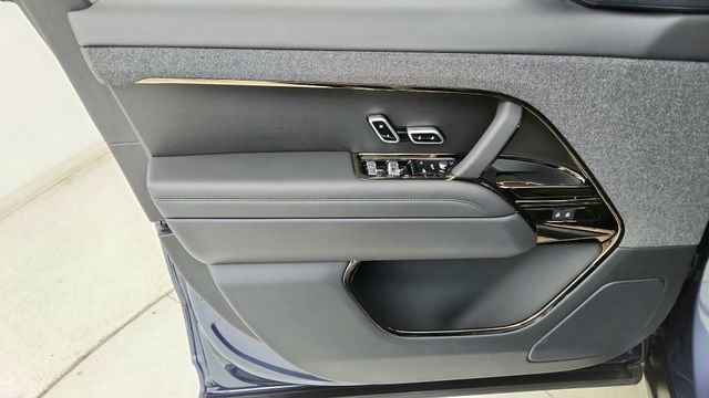 Used 2025 Land Rover Range Rover Sport SE image 36