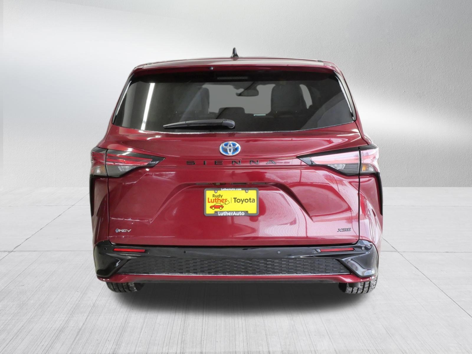 Certified 2025 Toyota Sienna XSE image 7