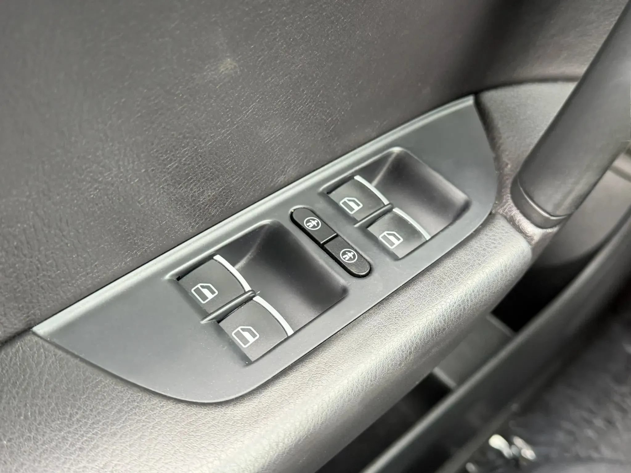 Used 2013 Volkswagen Touareg Sport AWD/4WD image 35