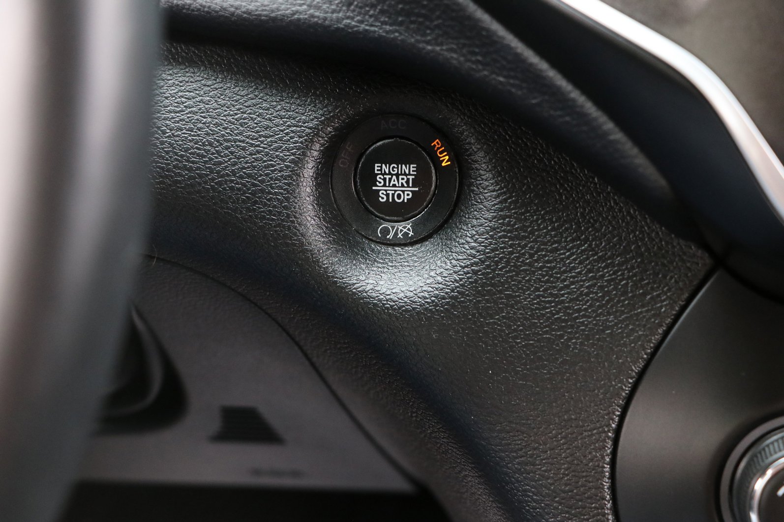 Used 2019 Jeep Cherokee Trailhawk AWD/4WD image 23