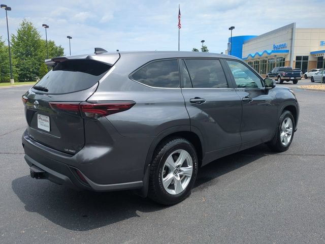 Used 2024 Toyota Highlander LE AWD/4WD image 4