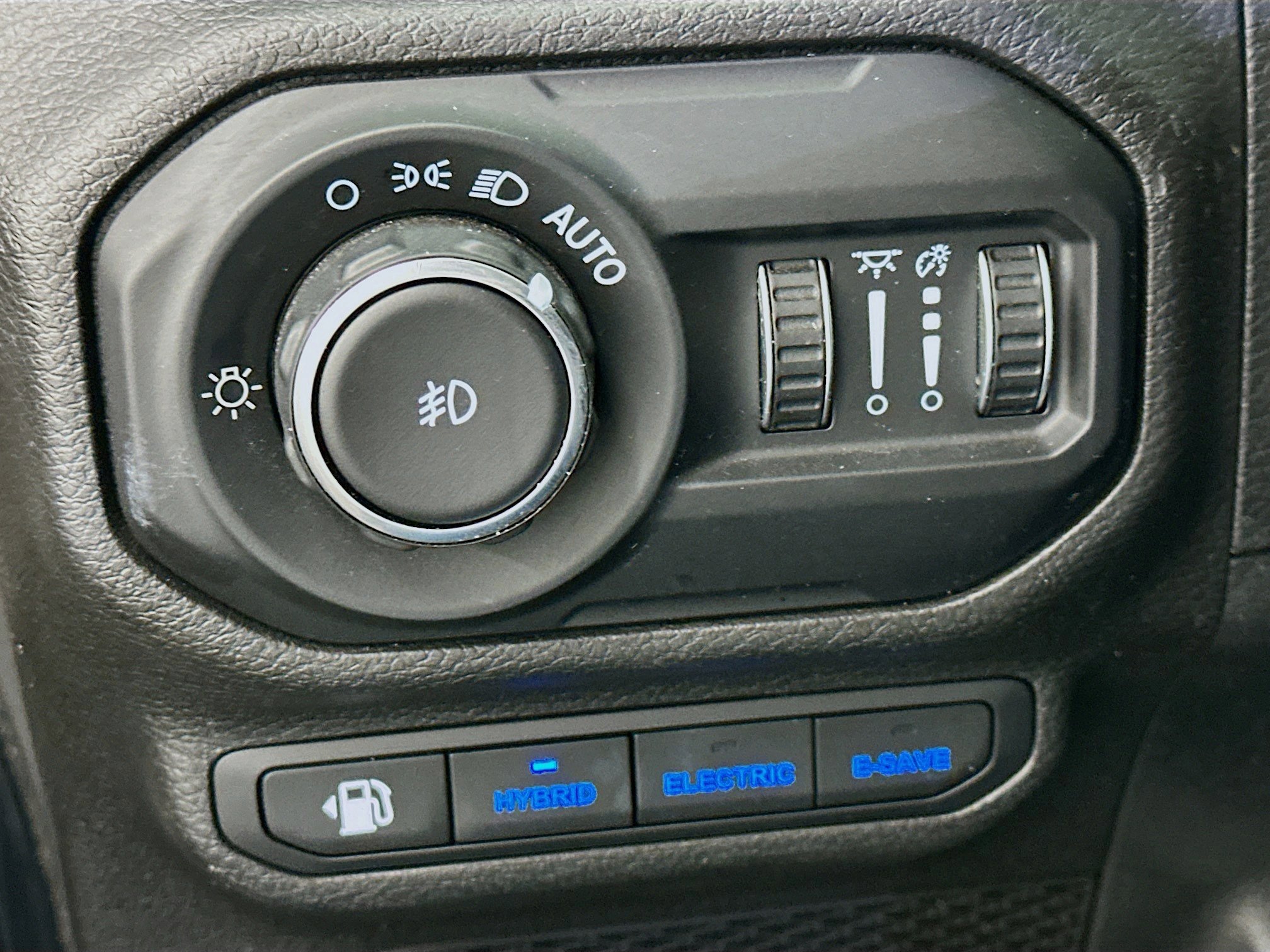 Used 2022 Jeep Wrangler Sahara w/ Cold Weather Group image 17