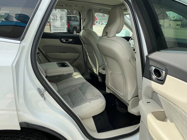 Used 2022 Volvo XC60 B5 Momentum AWD/4WD image 14
