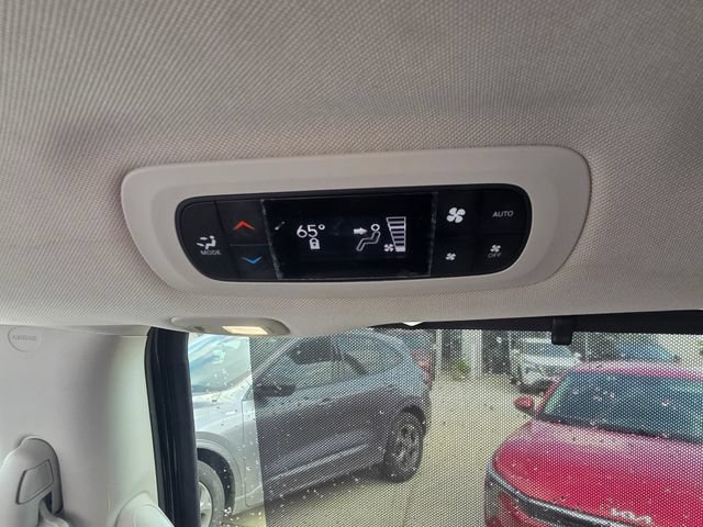 Used 2023 Chrysler Pacifica Limited FWD image 25