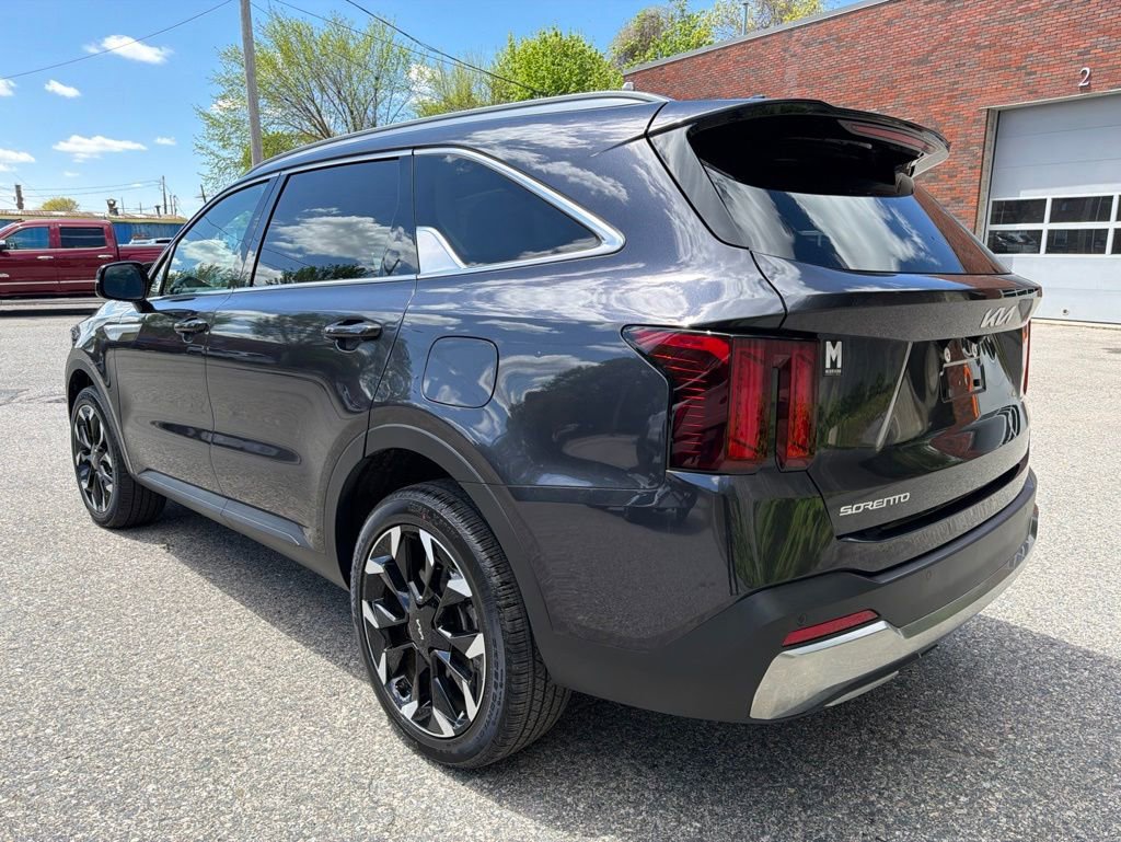 Certified 2025 Kia Sorento EX w/ Panoramic Sunroof Package AWD/4WD image 3