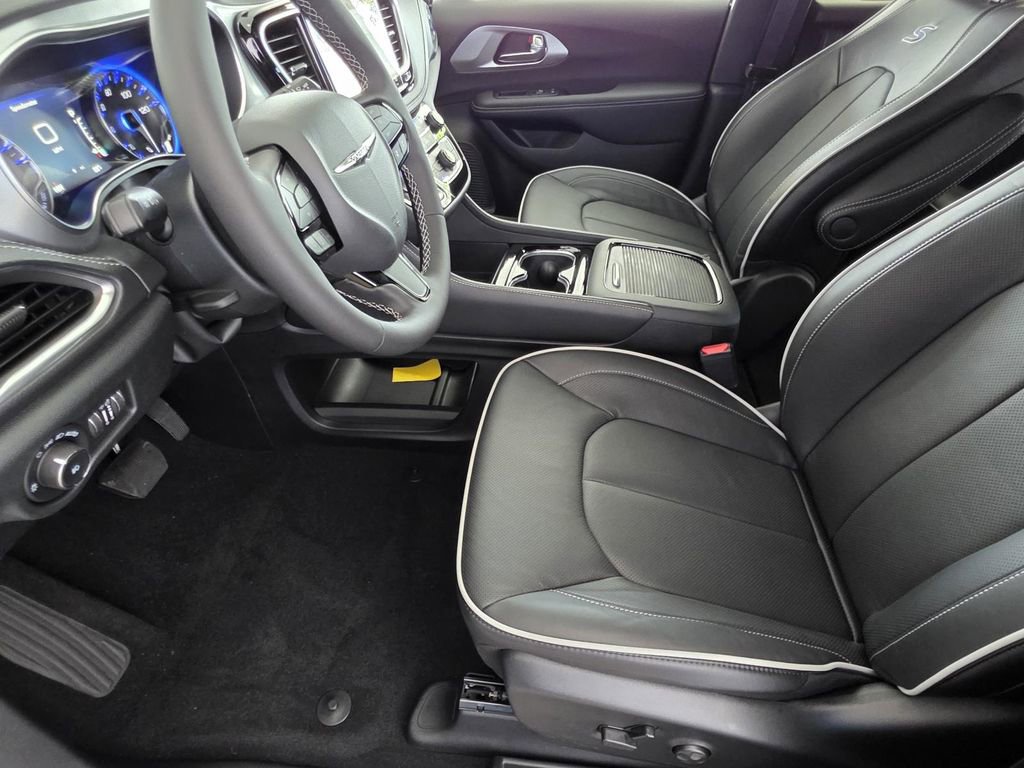 New 2026 Chrysler Pacifica Limited w/ Uconnect Theater Family Group image 7