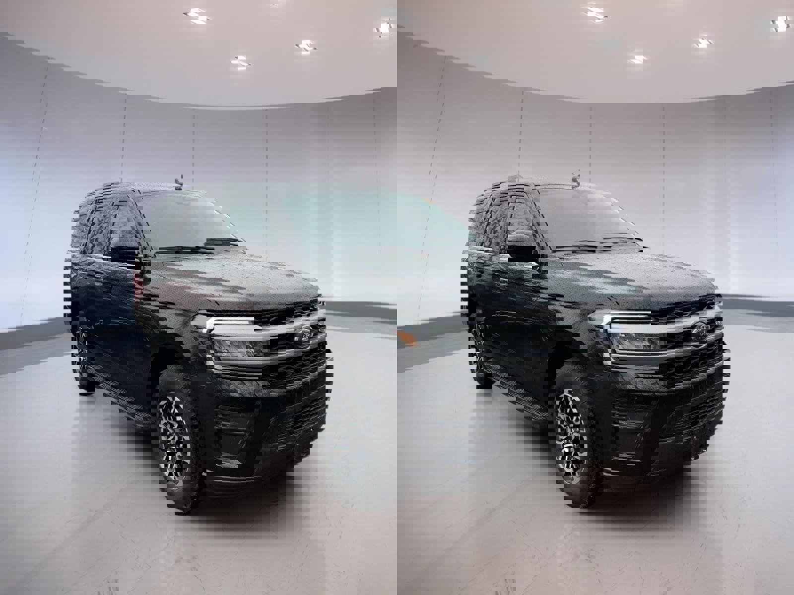 Used 2024 Ford Expedition XLT image 1