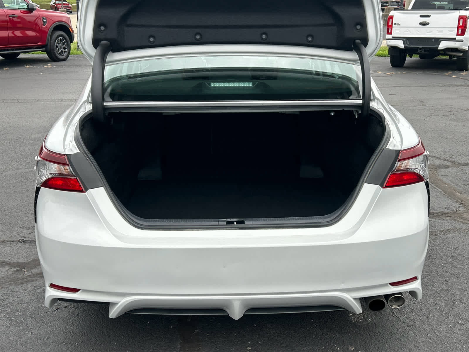 Used 2023 Toyota Camry SE image 6