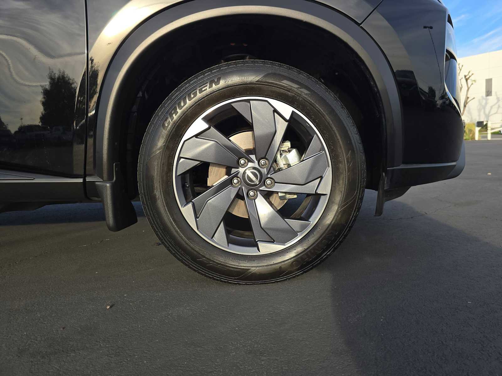 Used 2024 Nissan Rogue SV w/ SV Premium Package image 9