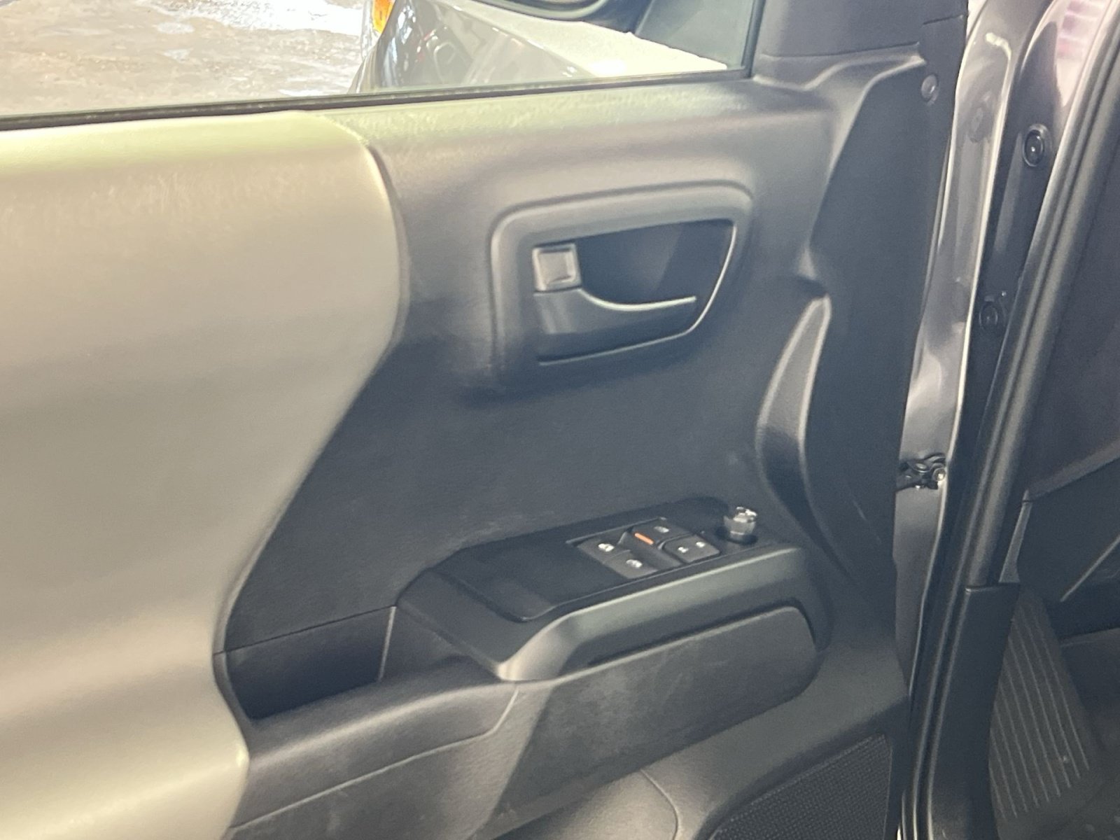 Used 2023 Toyota Tacoma SR w/ SR Convenience Package AWD/4WD image 15