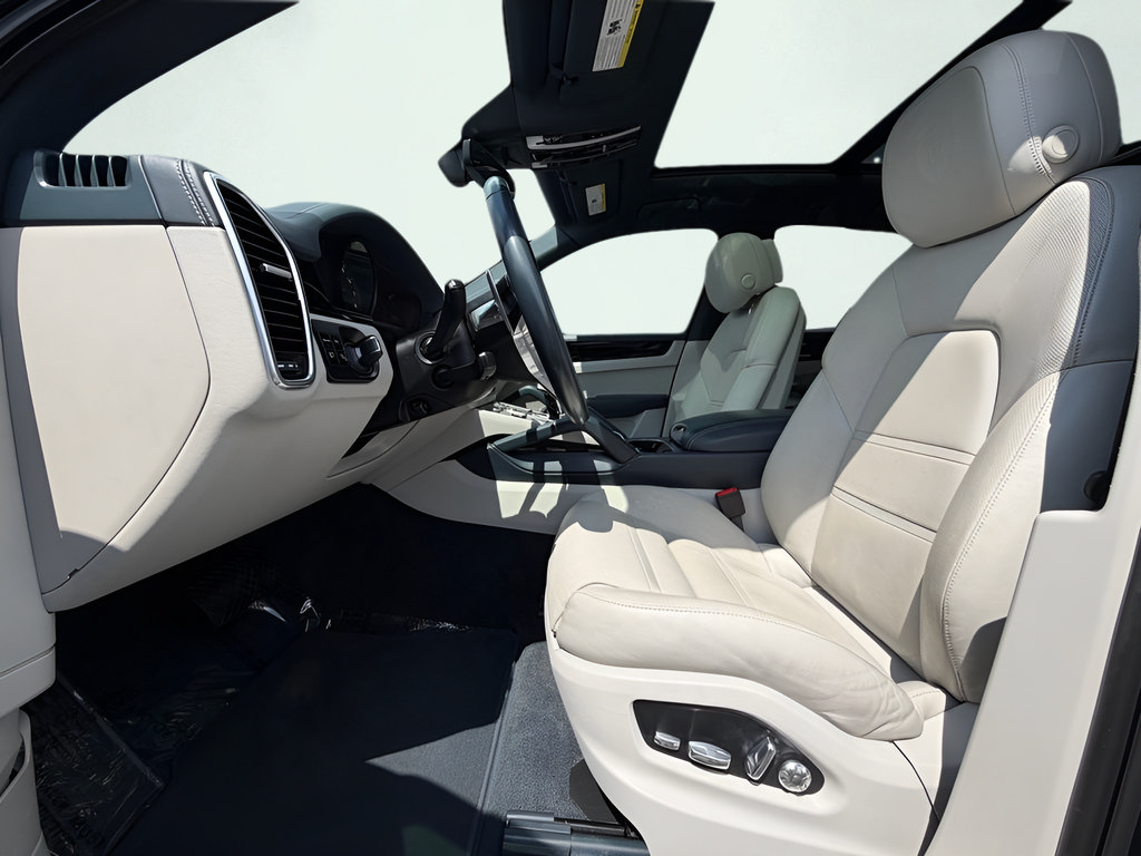 Used 2021 Porsche Cayenne AWD/4WD image 16