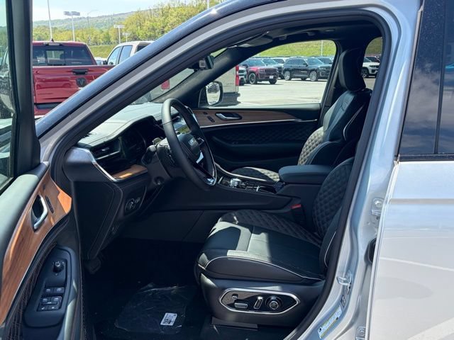 New 2026 Jeep Grand Cherokee Summit w/ Adv Protech Group IV AWD/4WD image 16