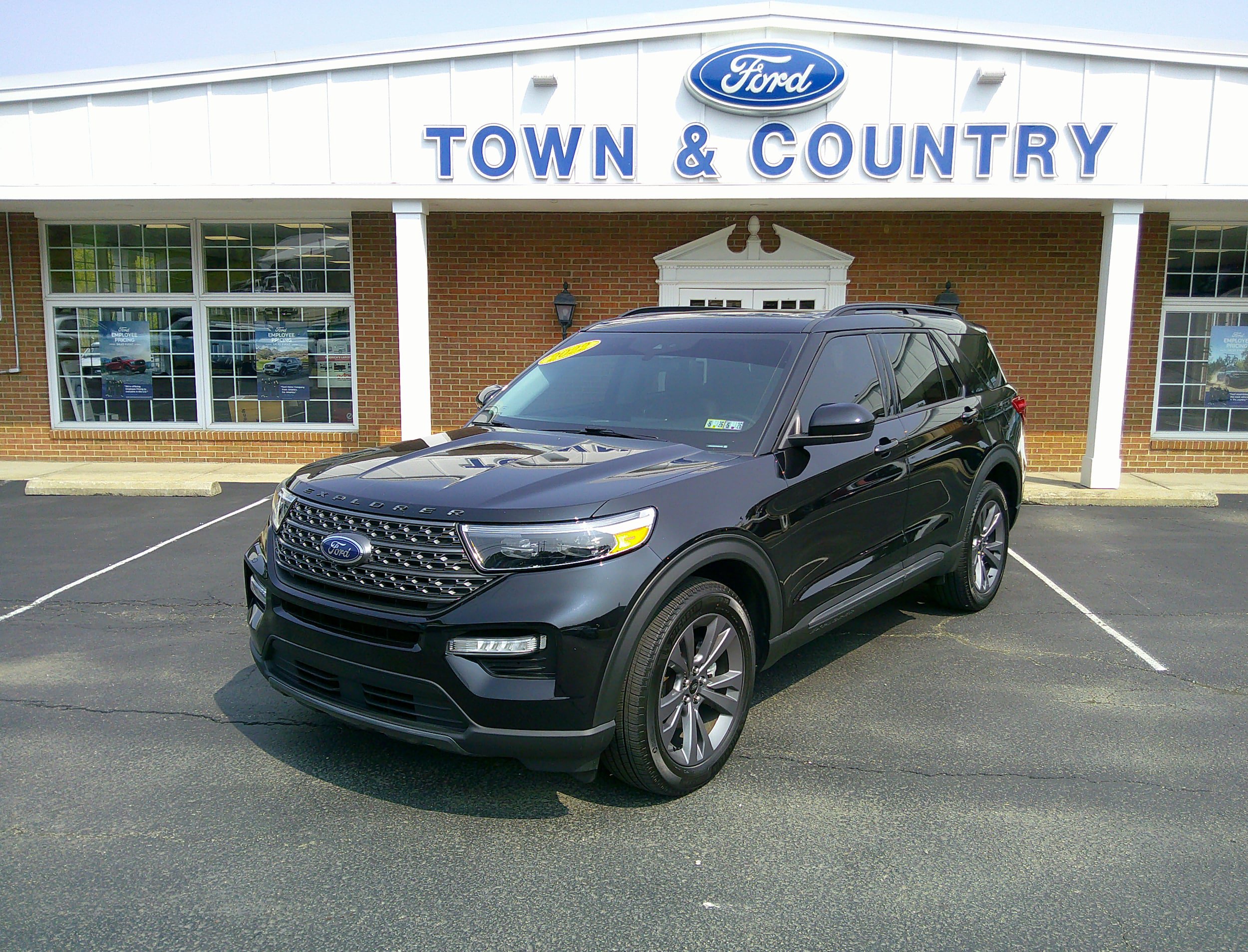 Used 2022 Ford Explorer XLT w/ Equipment Group 202A AWD/4WD image 2