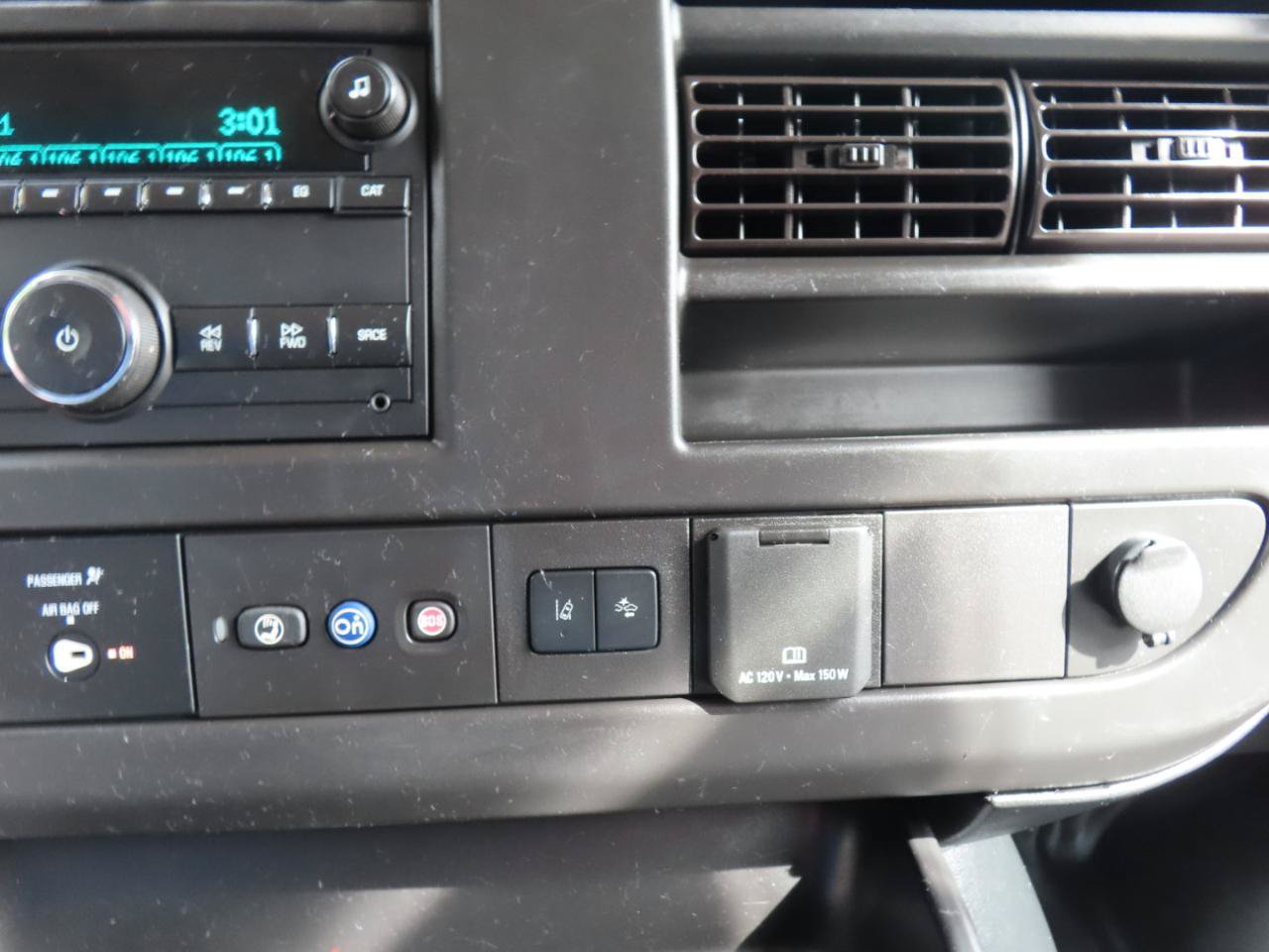 Used 2020 Chevrolet Express 3500 w/ Driver Convenience Package RWD image 29