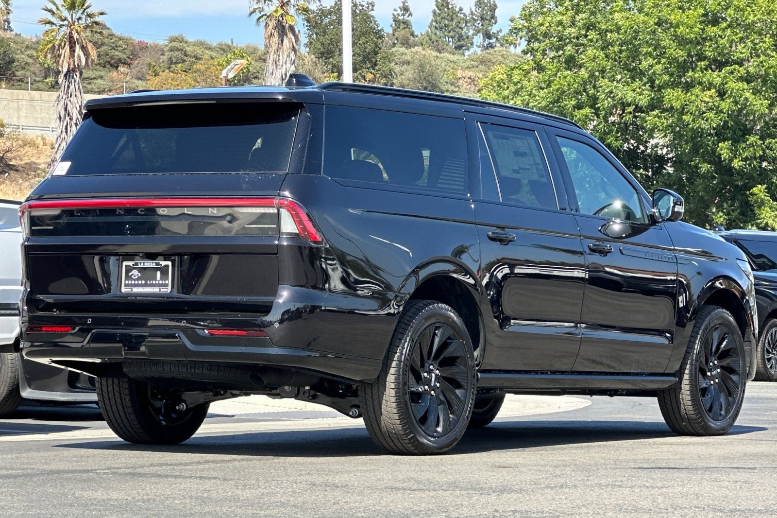 New 2026 Lincoln Navigator L Reserve w/ Jet Appearance Package AWD/4WD image 3