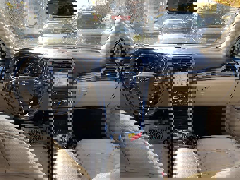 Used 2017 Ford Fusion SE w/ Fusion SE Technology Package image 12