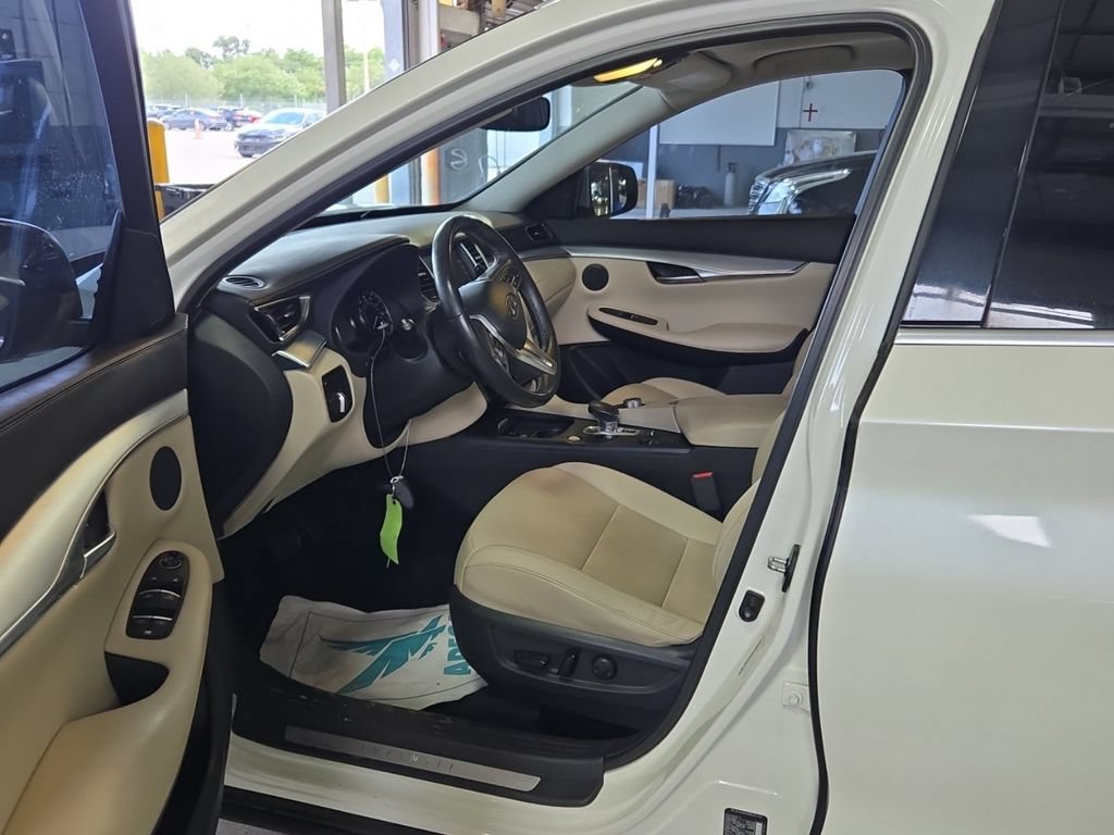 Used 2019 INFINITI QX50 Luxe w/ Navigation Package FWD image 8