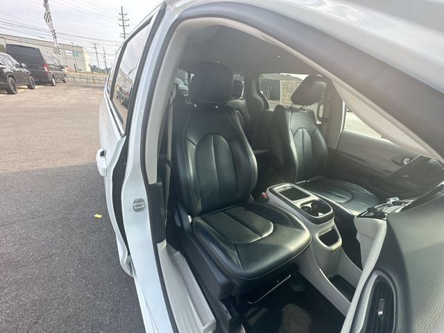Certified 2022 Chrysler Pacifica Touring-L FWD image 26