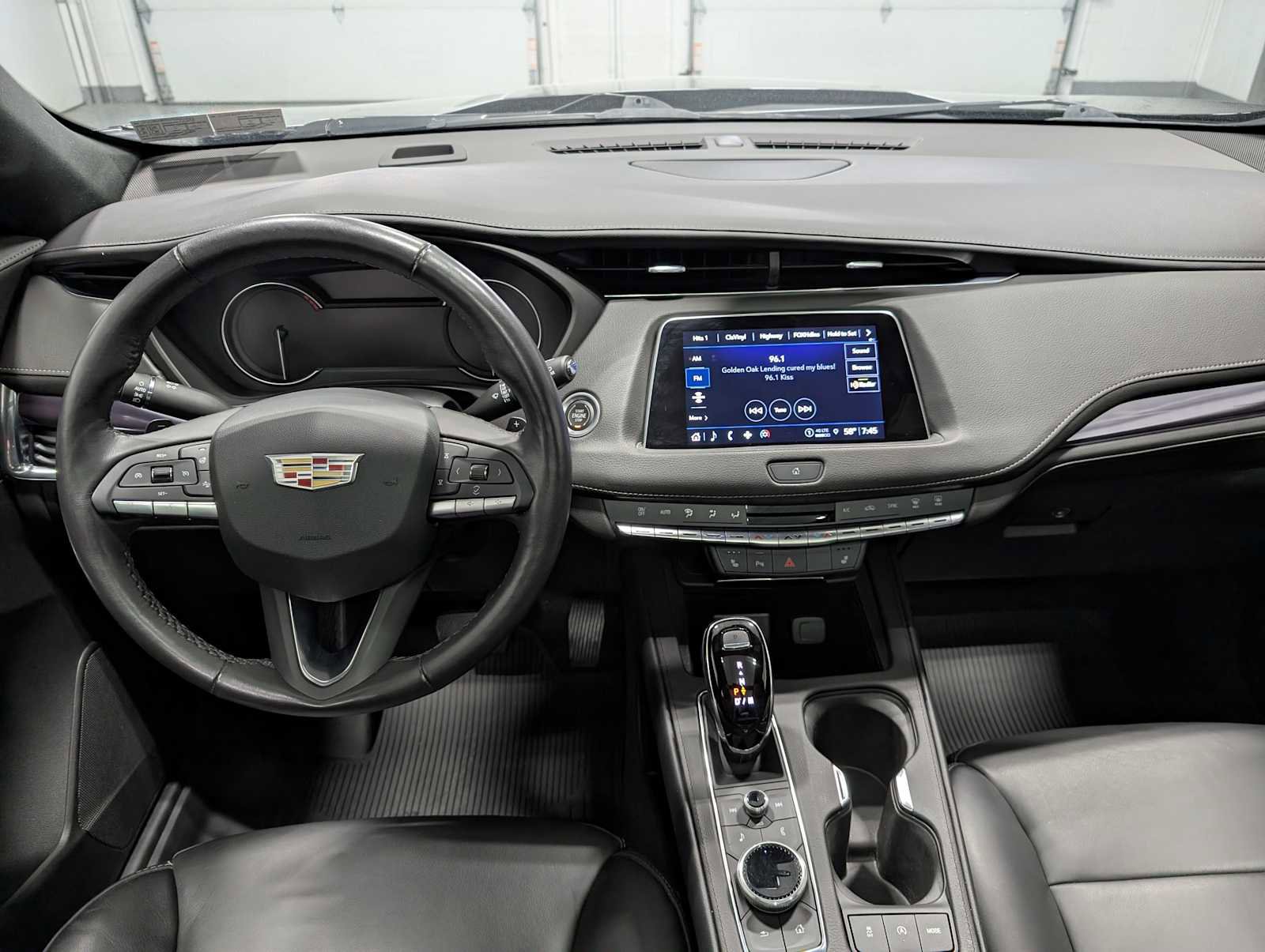 Used 2023 Cadillac XT4 Luxury w/ Cold Weather Package FWD image 18