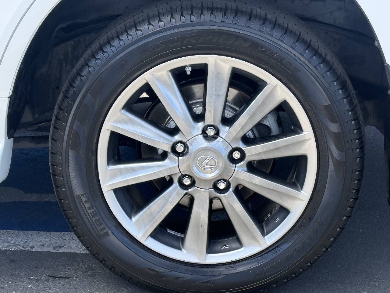 Used 2011 Lexus LX 570 4WD w/ Luxury Pkg w/Pre-crash image 23