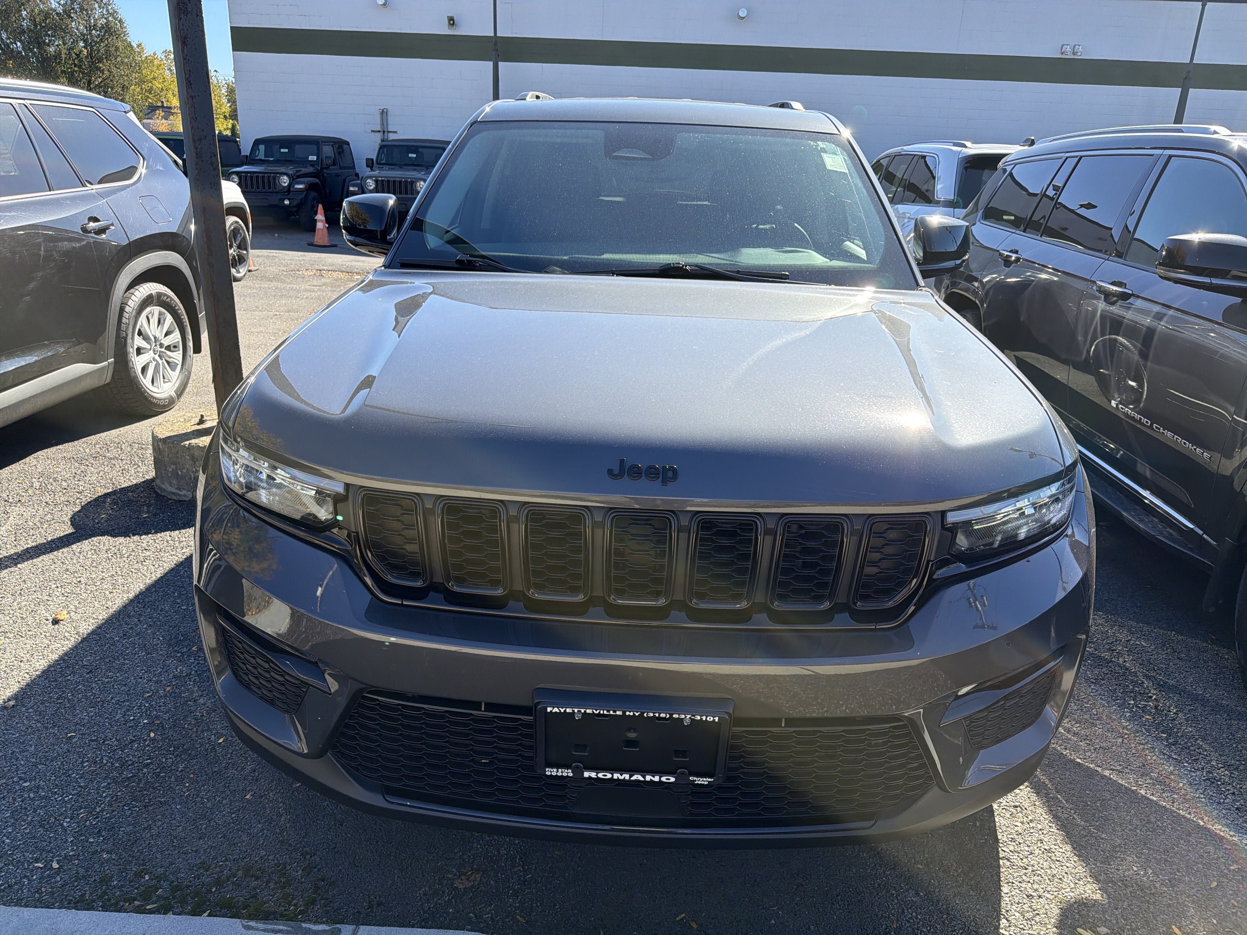 Used 2024 Jeep Grand Cherokee Limited w/ Black Appearance Package AWD/4WD image 3