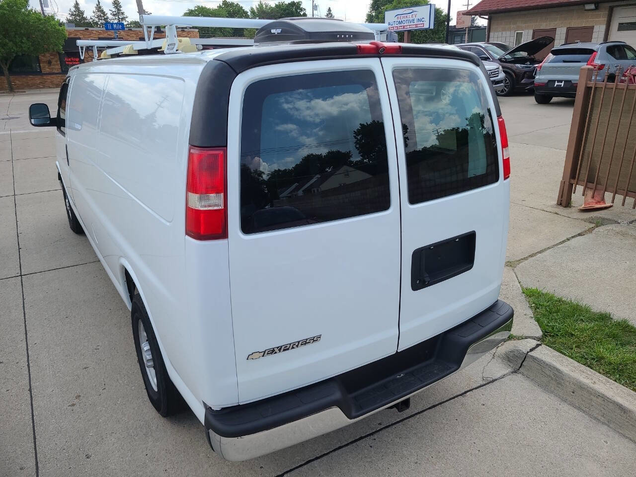 Used 2018 Chevrolet Express 2500 2500 3dr Extended Cargo Van image 17