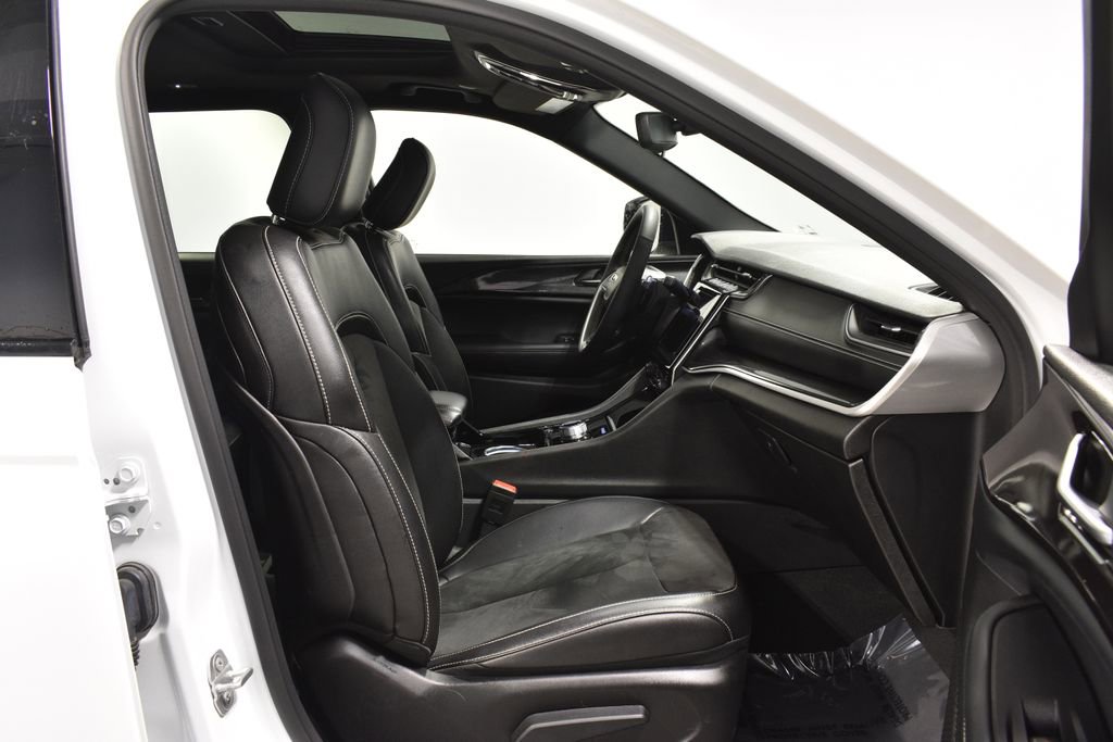 Used 2023 Jeep Grand Cherokee L Laredo image 30