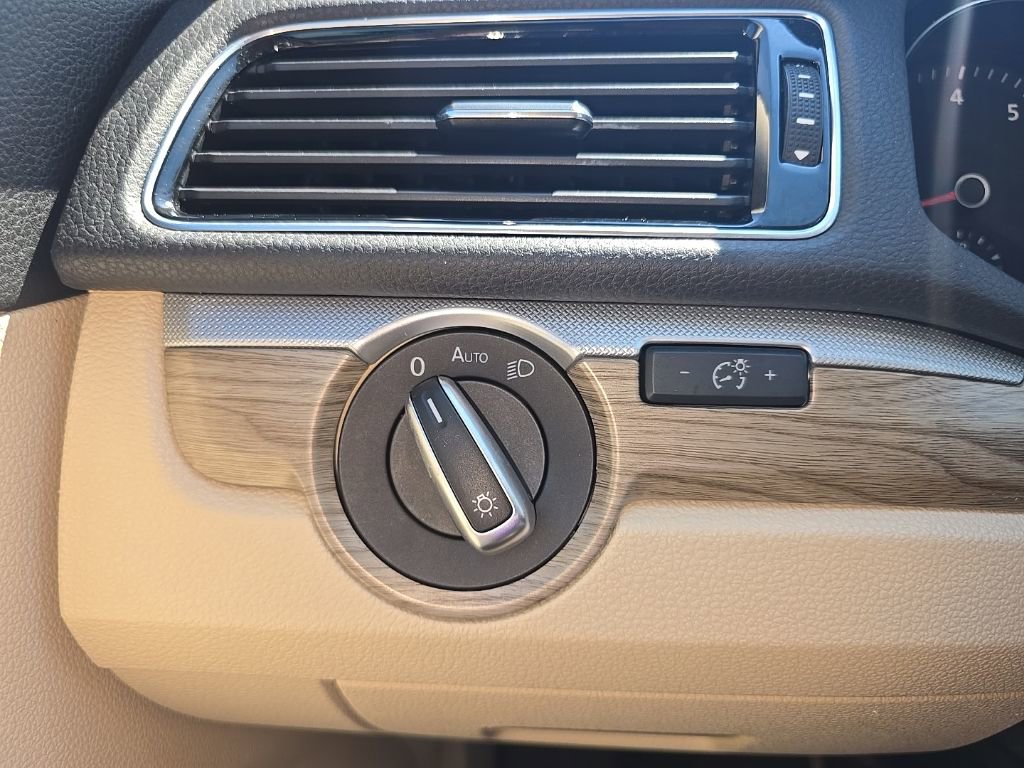 Used 2017 Volkswagen Passat 1.8T SE image 21