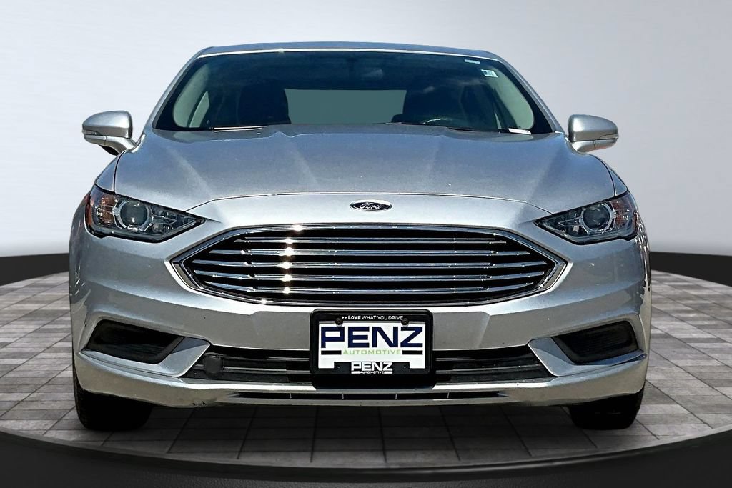 Used 2017 Ford Fusion SE w/ Fusion SE Technology Package FWD image 2