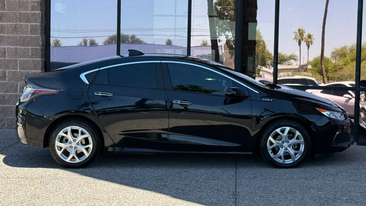 Used 2018 Chevrolet Volt Premier w/ Driver Confidence Package FWD image 14
