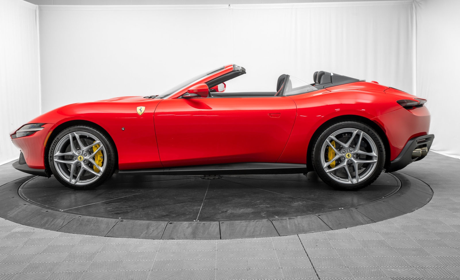 Used 2026 Ferrari Roma Spider RWD image 4
