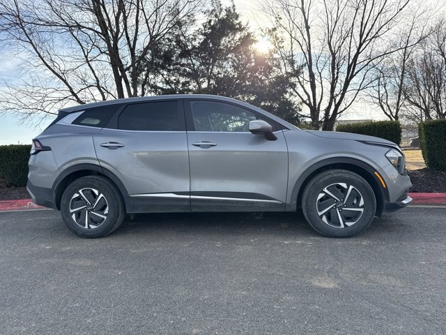 Used 2023 Kia Sportage LX image 2