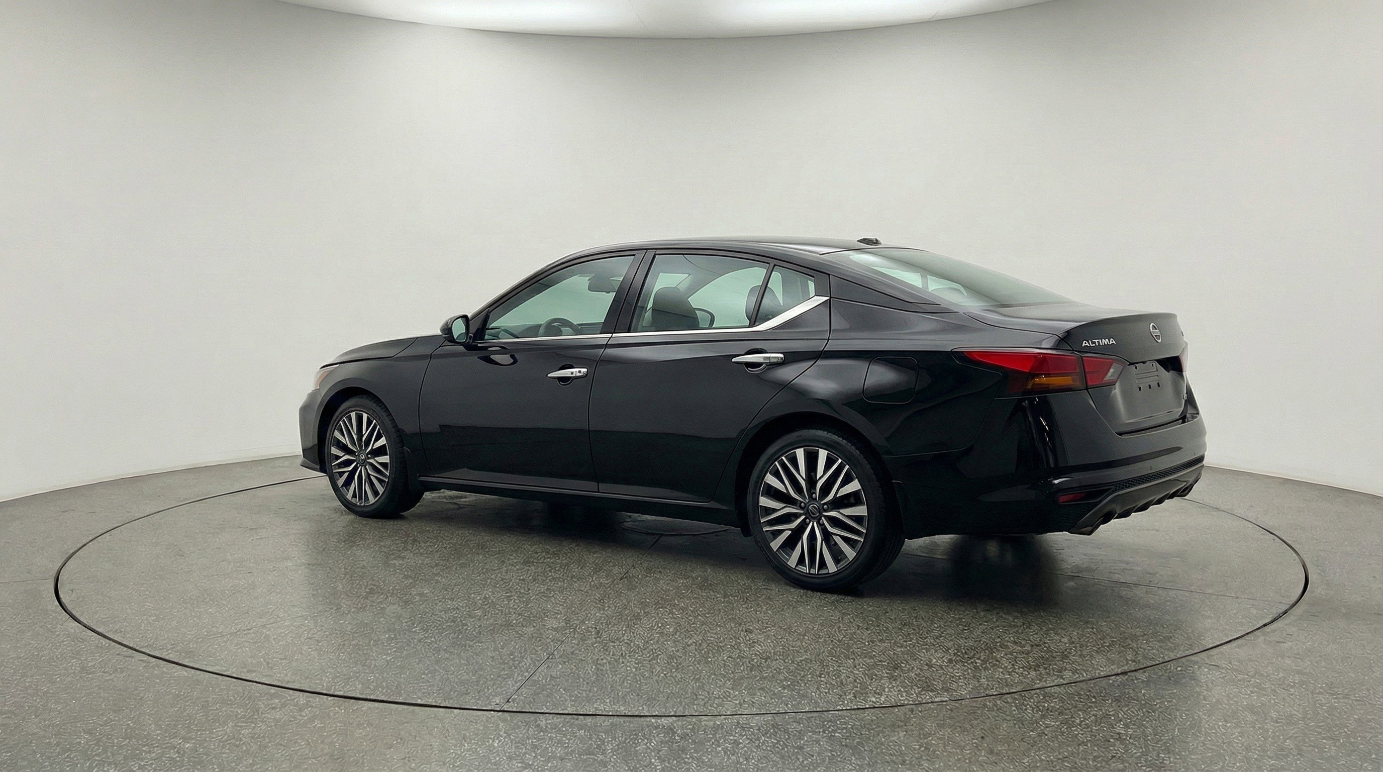 Used 2025 Nissan Altima 2.5 SV FWD image 6