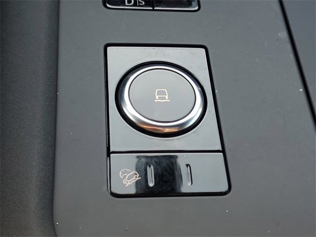 Used 2024 Land Rover Discovery Dynamic SE image 33