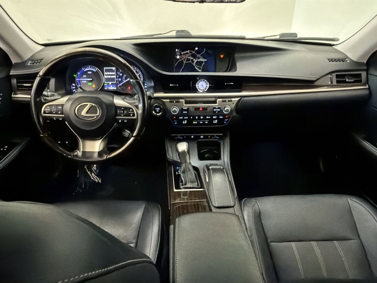 Used 2017 Lexus ES 300h w/ Luxury Package FWD image 24