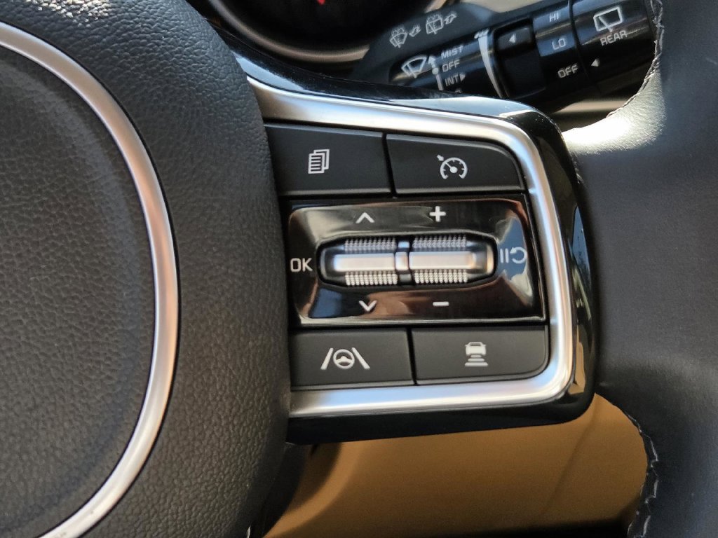 Used 2024 Kia Carnival EX FWD image 32