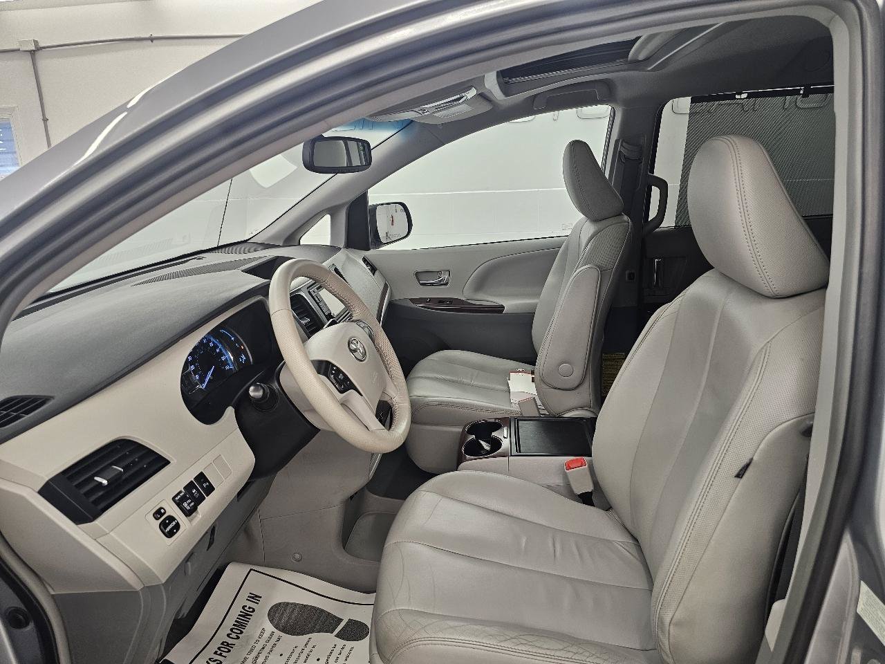 Used 2014 Toyota Sienna XLE AWD/4WD image 11