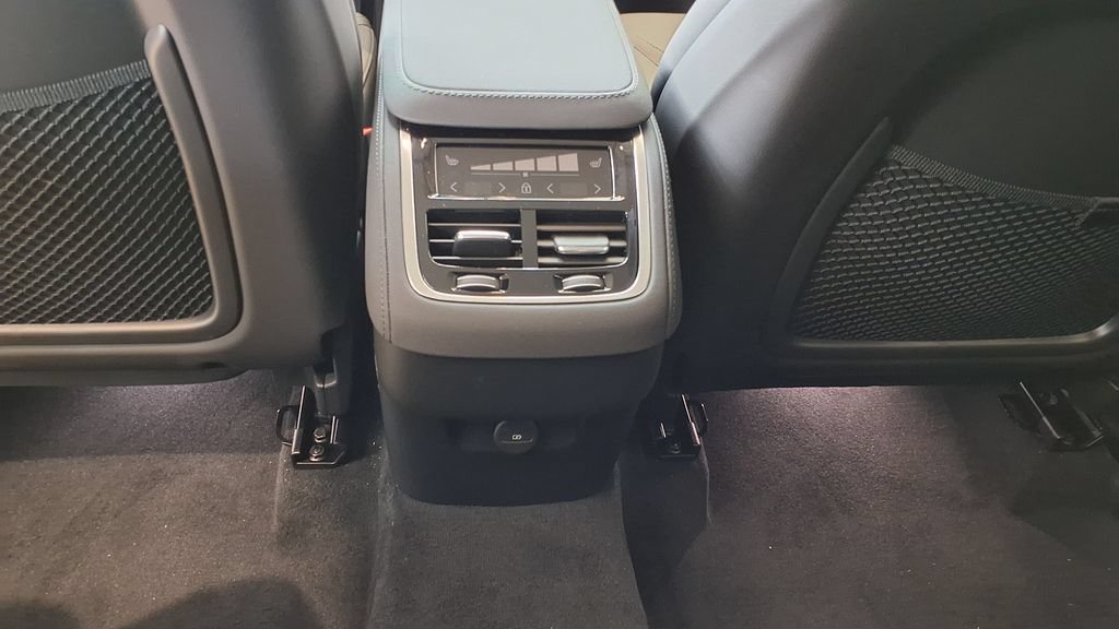 New 2026 Volvo XC90 B6 Plus w/ Protection Package AWD/4WD image 17