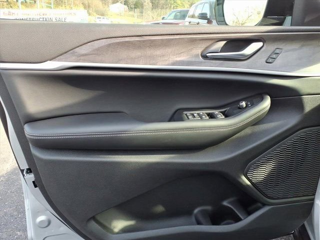 New 2025 Jeep Grand Cherokee L Limited w/ MOPAR Finishing Package image 9