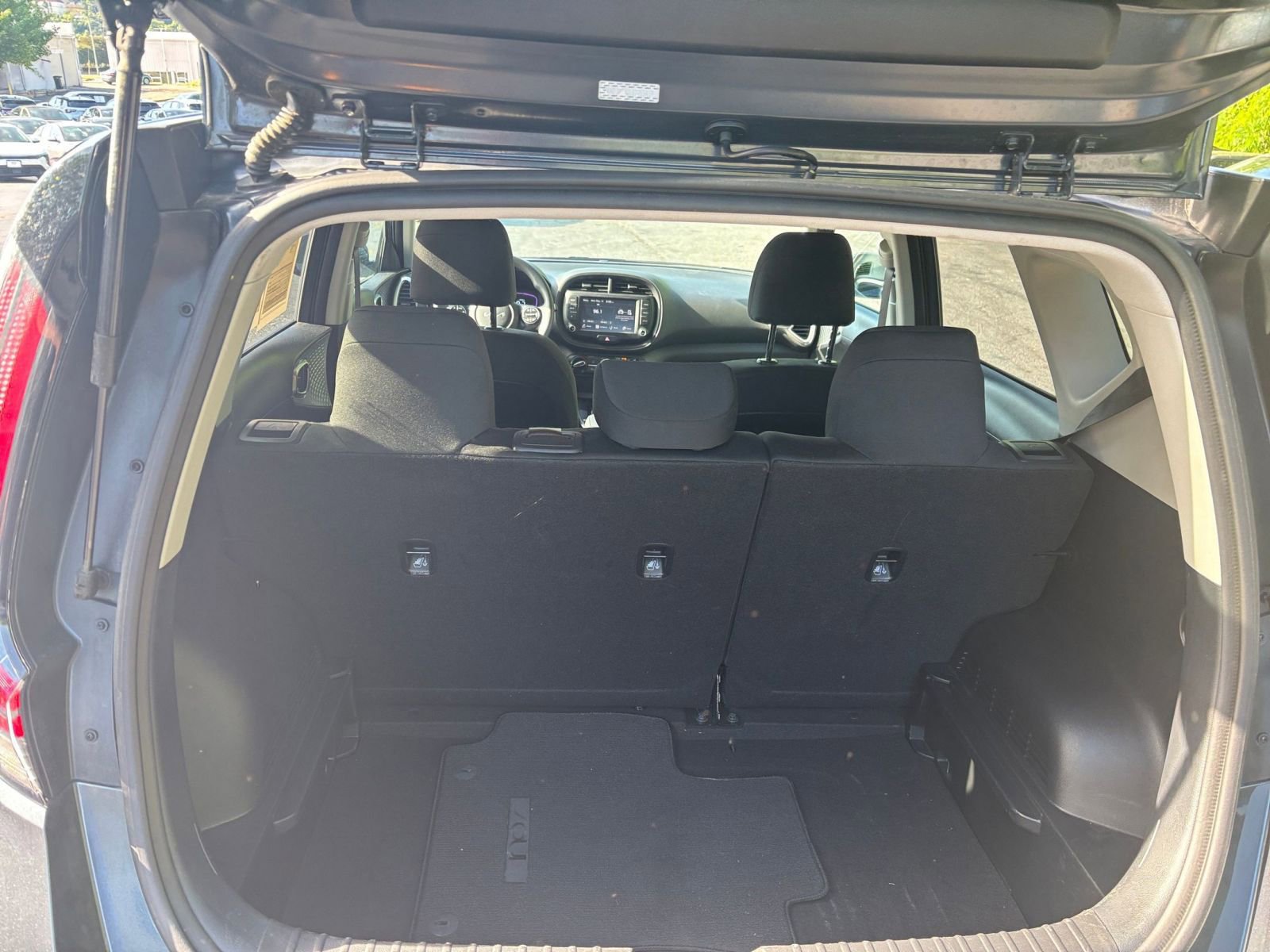 Used 2025 Kia Soul LX w/ LX Technology Package FWD image 25