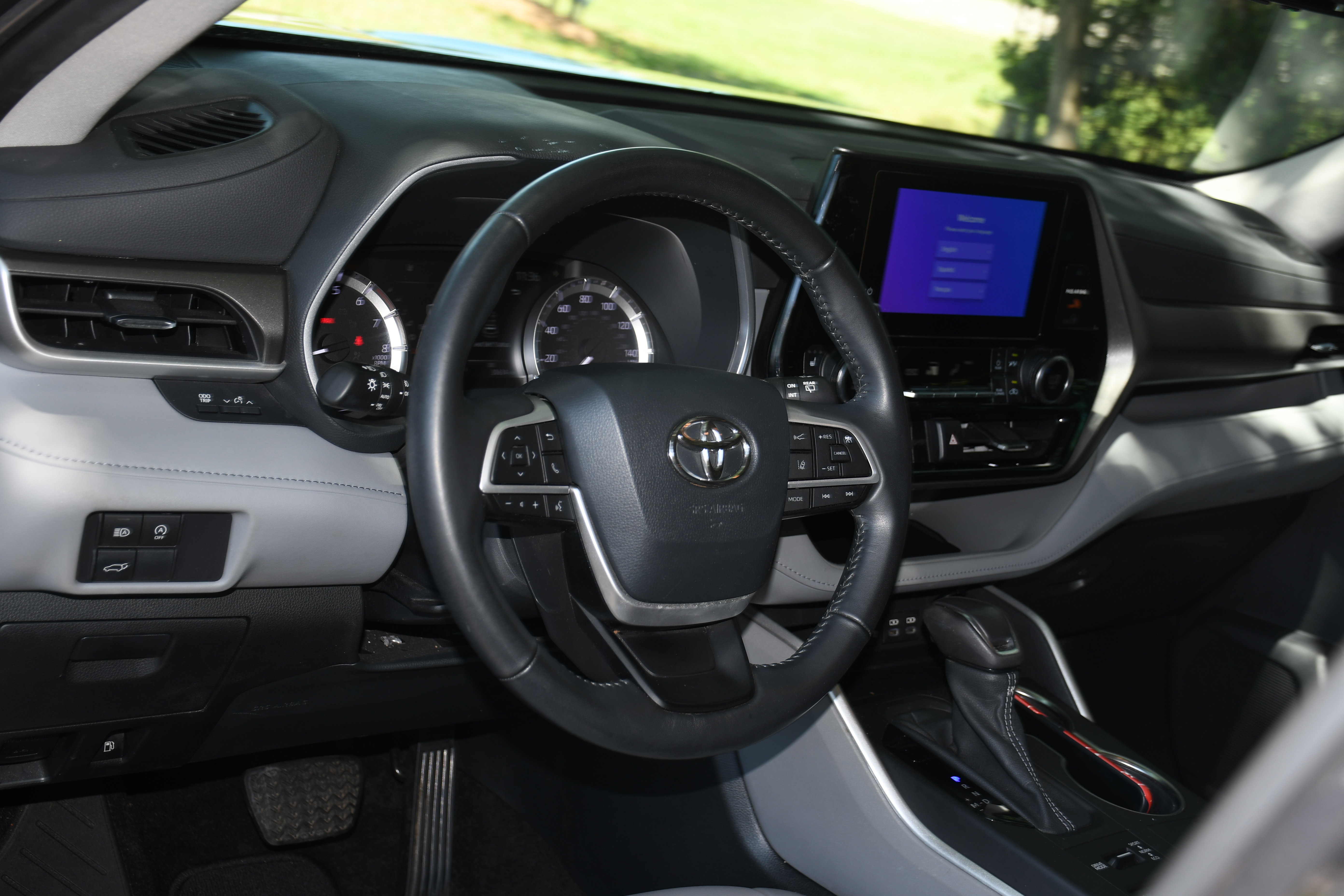 Used 2023 Toyota Highlander XLE AWD/4WD image 9